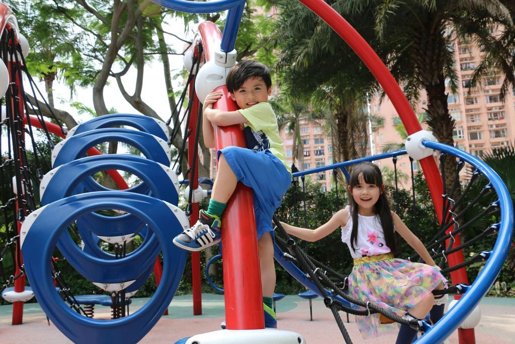 Hong Kong Gold Coast Hotel Exterior foto Children playing on a climbing frame